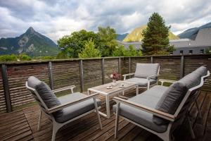 eine Terrasse mit Stühlen und einem Tisch auf einer Terrasse in der Unterkunft Sunny Villa in Bovec