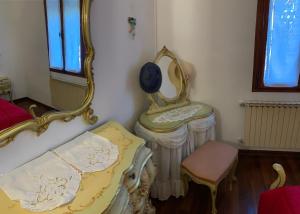 A bed or beds in a room at Royal Guest House Venice