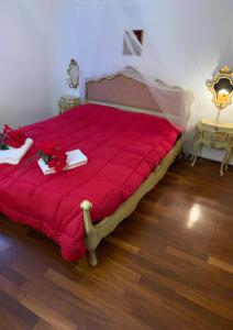 A bed or beds in a room at Royal Guest House Venice