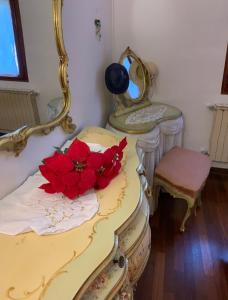 A bed or beds in a room at Royal Guest House Venice