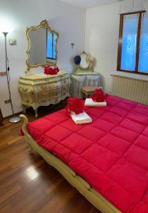 A bed or beds in a room at Royal Guest House Venice