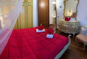 A bed or beds in a room at Royal Guest House Venice
