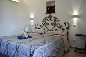 1 dormitorio con 1 cama grande con manta azul en Il giardino di Elena, en Bagnoregio