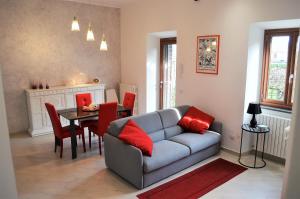a living room with a couch and a table at Il giardino di Elena in Bagnoregio