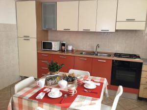 A kitchen or kitchenette at Home Iseo Lake