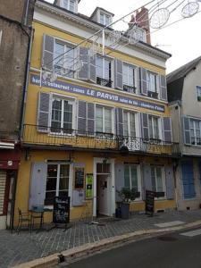 un bâtiment jaune avec une pharmacie de glace dans une rue dans l'établissement Le Parvis, à Chartres
