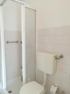 リスボンにあるPretty Viewsの白いバスルーム(トイレ、シャワー付)