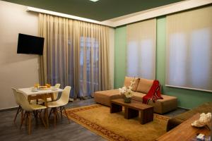 Alissachni Luxury Apartments tesisinde bir oturma alanı