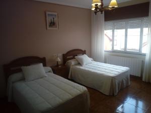 Łóżko lub łóżka w pokoju w obiekcie Pensión Sol e Mar