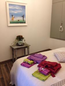 ein Zimmer mit einem Bett mit Handtüchern darauf in der Unterkunft A Picco Su Pitigliano in Pitigliano