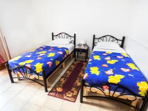 - deux lits assis l'un à côté de l'autre dans une pièce dans l'établissement Chez Ali Apartments, à Essaouira