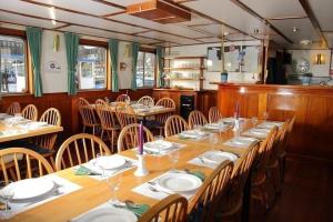 a dining room with a long table and chairs at MPS Flora in Amsterdam