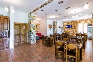 DrăguşにあるPensiunea Stellaの木製テーブルと椅子が備わるレストラン