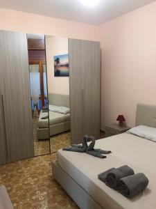 サンタ・マリア・アル・バーニョにあるAppartamenti a due passi dal mareのベッドルーム(ベッド1台、大きな鏡付)