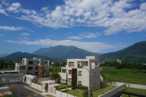 uma vista para um edifício com montanhas ao fundo em Duck's Home B&B em Jian