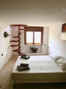 サンタ・マリア・アル・バーニョにあるAppartamenti a due passi dal mareのベッドルーム1室(ベッド1台付)、螺旋階段