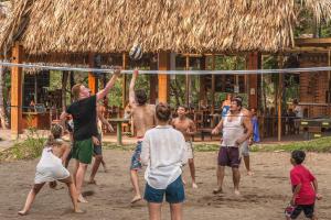 people playing a game of frisbee at El Retiro Lanquin in Lanquín