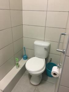 uma casa de banho com um WC branco numa cabina em Pandeinge em Windhoek mais 29 fotografias