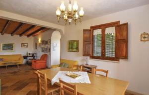 una sala da pranzo con un tavolo e un soggiorno di La Pietra a Chiaramonte Gulfi