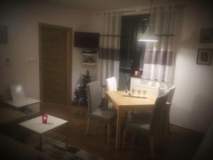A seating area at Apartment Primulka