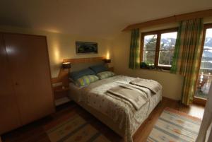 een slaapkamer met een bed en een raam bij Sattelberg in Ramsau am Dachstein