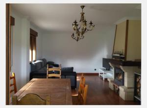 sala de estar con mesa de comedor y lámpara de araña. en Casa independiente, en Liendo