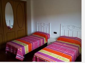 two beds sitting next to each other in a room at Casa independiente in Liendo