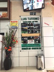 a sign on the wall of a restaurant with flowers at Hotel Fortaleza III Manaus in Manaus