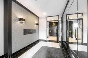 Łazienka z kabiną prysznicową i szklanymi drzwiami w obiekcie Exclusive Trendy Apartments w Warszawie +28 zdjęć