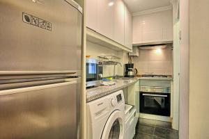 リスボンにあるSão Lazaro Apartmentのキッチン(食器洗い機、洗濯機付)