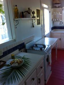 una cocina con un bol de fruta en una barra en Calabash Cottage, en Five Islands Village