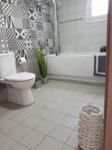 Koupelna v ubytování Evmelia Kakopetria Suites + 37 fotografií