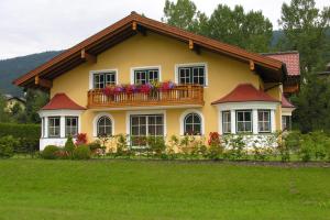 a house with a balcony with flowers on it at Taurachblick in Radstadt