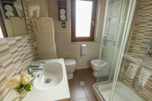 Koupelna v ubytování Hotel Iris