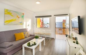 ein Wohnzimmer mit Sofa und Tisch in der Unterkunft Apartamento Los tres soles in Málaga