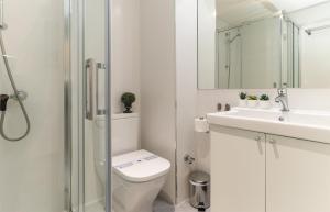 ein Badezimmer mit Toilette, Waschbecken und Dusche in der Unterkunft Apartamento Los tres soles in Málaga + 36 Fotos