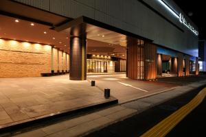 ein Gebäude mit einer leeren Straße in der Nacht in der Unterkunft Kusatsu Estopia Hotel in Kusatsu