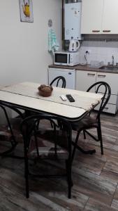 uma mesa e duas cadeiras numa cozinha em Cabañas Oyikil em El Calafate