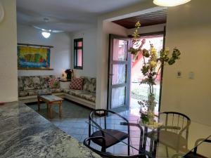 a living room with a couch and a table at Sobrado Riviera de São Lourenço in Riviera de São Lourenço