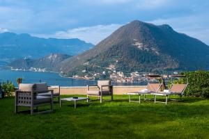 un gruppo di sedie e tavoli sull'erba con una montagna di Lake View 34 a Sulzano