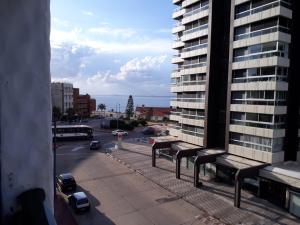 - Vistas a una calle de la ciudad desde un edificio en Apartamento en Punta del Estes, en Punta del Este