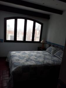 1 dormitorio con cama y ventana grande en Apartamento en Punta del Estes, en Punta del Este