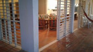 sala de estar con mesa y sillas en una habitación en Cabaña Playa De Los Venados, en San Bernardo del Viento