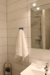 Studio Start في زغرب: حمام مع منشفة بيضاء معلقة على الحائط