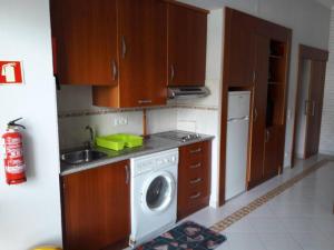 クアルテイラにあるEdificio Alvaflor apt 104のキッチン(洗濯機、洗濯機付)
