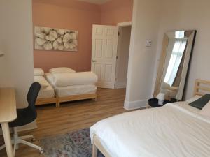 Postel nebo postele na pokoji v ubytování Ottawa Stay Downtown Suites