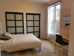 Postel nebo postele na pokoji v ubytování Ottawa Stay Downtown Suites