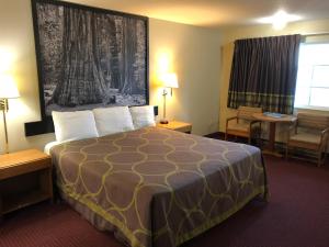 Ένα ή περισσότερα κρεβάτια σε δωμάτιο στο Super 8 by Wyndham Crescent City