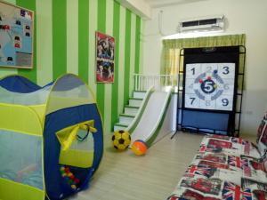 Habitación infantil con tobogán y pelota de fútbol en Sports Home, en Xingjian