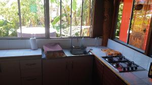 Kaimana Inn Rapa Nuiにあるキッチンまたは簡易キッチン